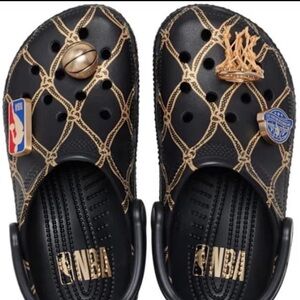CROCS Black and Gold NBA Clogs with Charms UNISEX Womens size 7. Men's size 5